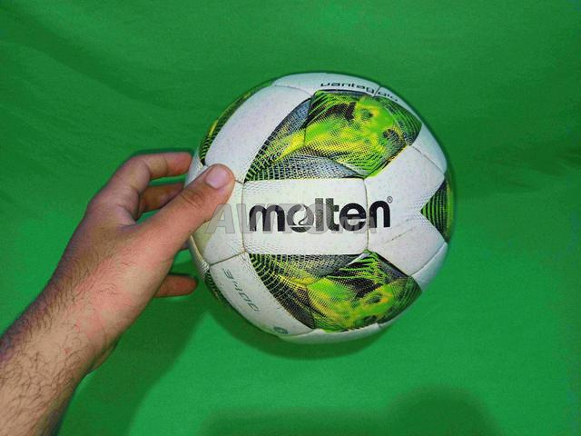 كرة قدم أصلية من ماركة molten