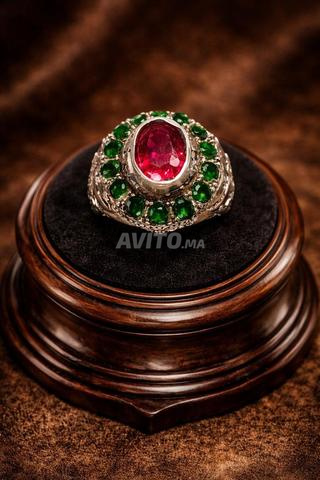 خاتم نقرة متوج بحجر الياقوت ومرصع بأحجار الزمرد