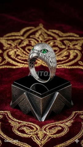 للبيع خاتم النسر الفضي بلمسة الزمرد وسط العينين