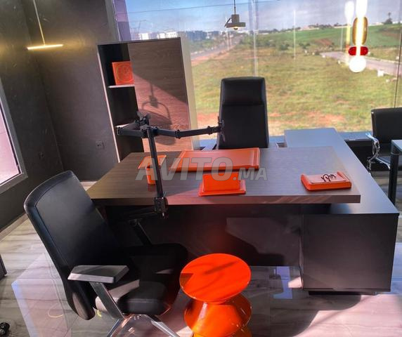 مكتب إدارة بتصميم مع مساحات تخزين