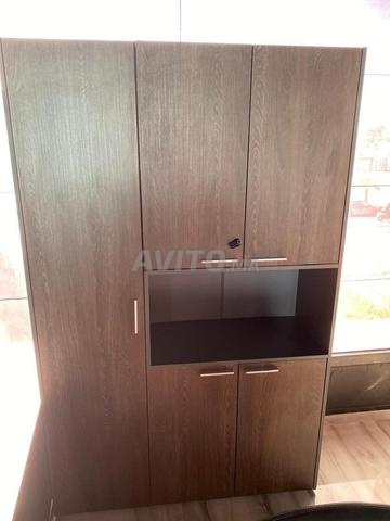 خزانة مكتب عصرية مع أرفف وأبواب