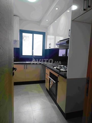 Beau studio vide avec cuisine séparée