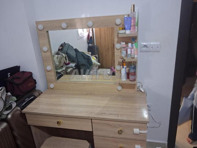 مصففة شعر مع كرسي في حالة جيدة