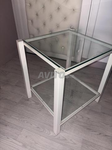 طاولتان صغيرتان من الزجاج والفولاذ بحالة جيدة