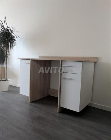 مكتب خشبي مع تخزين بيج وأبيض