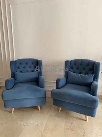 2 كراسي أنيقة زرقاء مخملية بأرجل خشبية