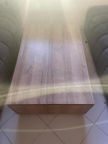 كرسي بذراعين وطاولة