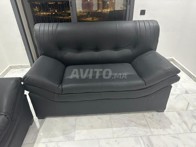 كنبة جديدة جلد صناعي أسود تتسع لشخصين