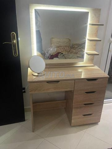 خزانة ملابس مزودة بإضاءة ليد