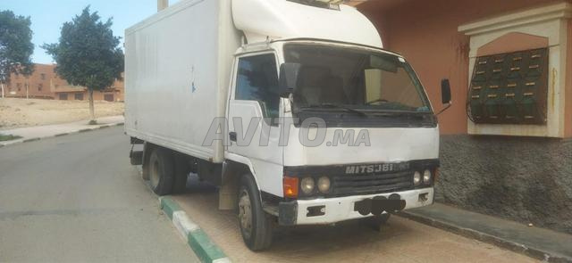 Camion pour le transport de marchandises en bon état à vendre