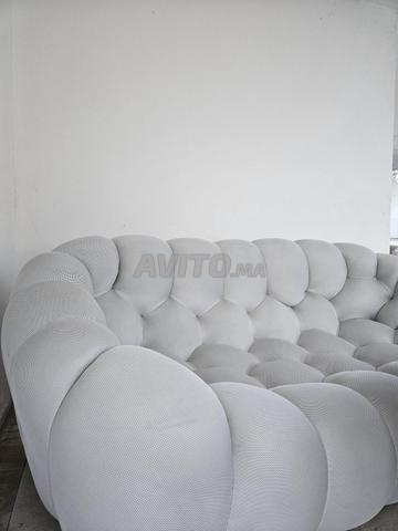 كنبة بابل رمادية اللون تتسع لشخصين