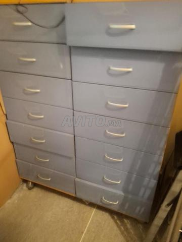 2 خزانة ذات أدراج و 2 منضدة