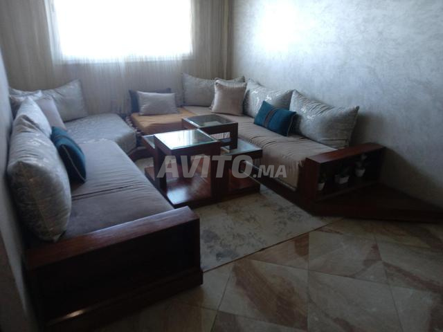 صالون مغربي خشبي مع 4 طاولات صغيرة