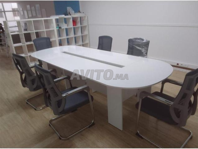 Table de réunion fonctionnelle en MDF