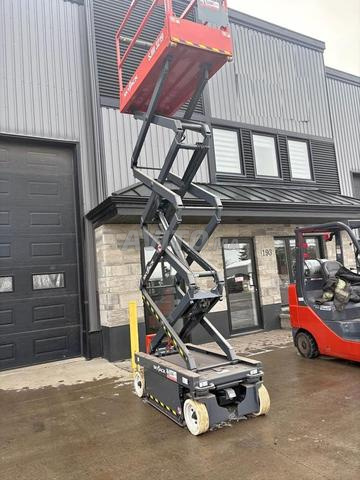 Lot limité de 12 nacelles ciseaux électriques 8m