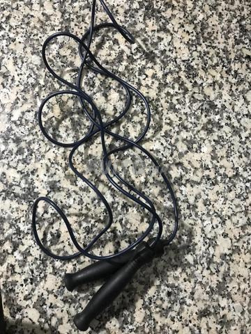 حبل قفز بمقابض مطاطية.