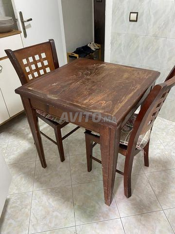 طاولات أكل مع كرسيين من الخشب