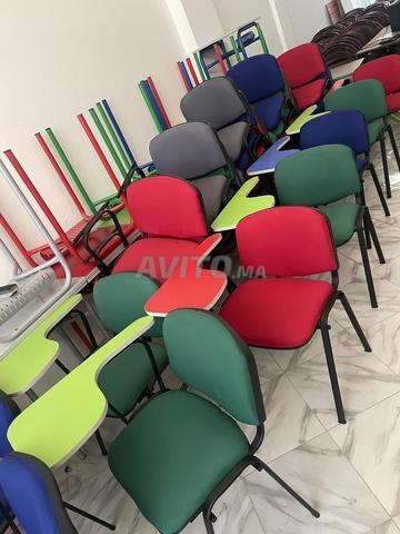 كراسي ومكاتب صغيرة