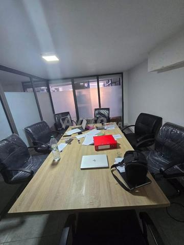 طاولات عالية بتصميم عصري وأنيق