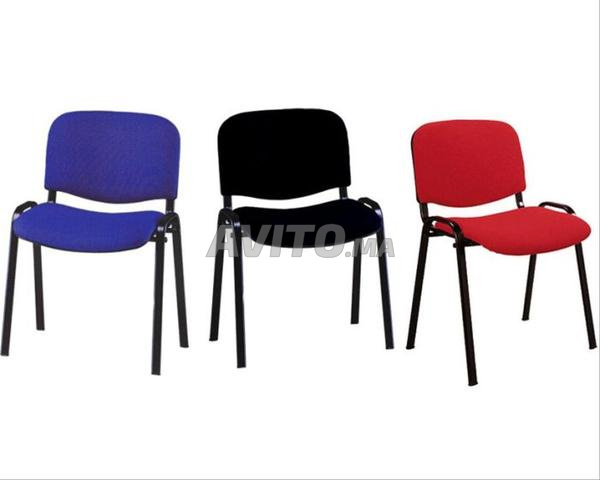 Chaises scolaires solides et ergonomiques.