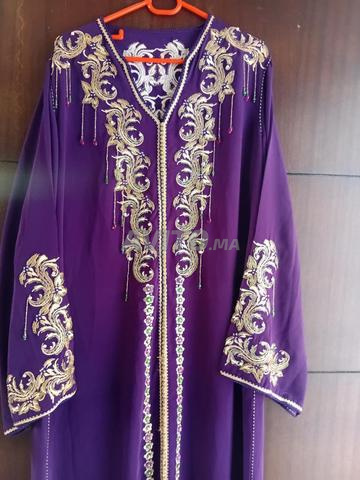 تكشيطة منبتة بالأحجار، تقريبا جديدة مع مضمة كارتي