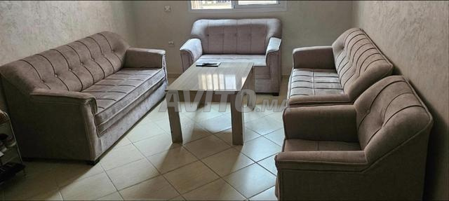 كراسي بذراعين وطاولة قهوة