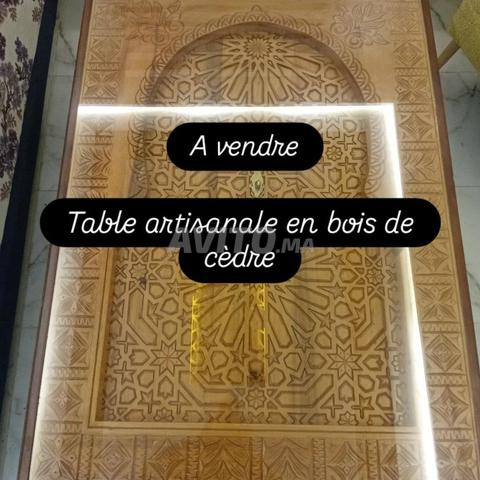 طاولة حرفية من خشب الأرز