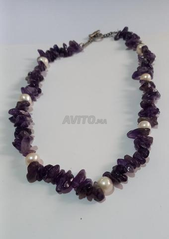 Collier très spécial et élégant avec des pierres précieuses