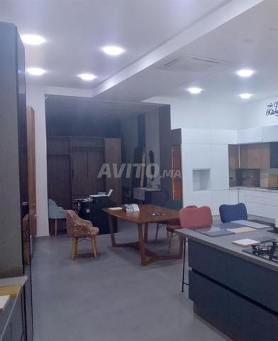 محل ذو واجهة كبيرة مجهز بمساحة 120 متر مربع - 2