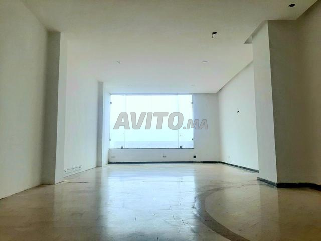 مكتب بمساحة 70 متر مربع مطل على البحر في عين السبع