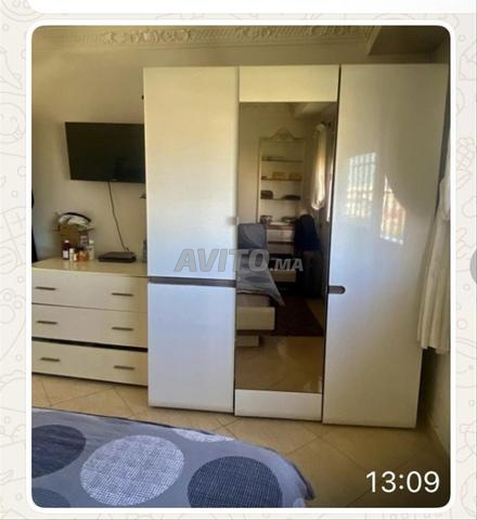 غرفة نوم بيضاء