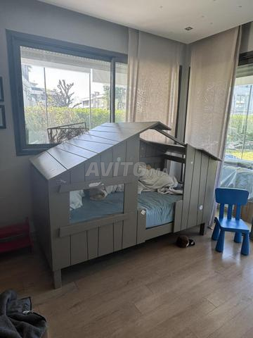 سرير أطفال مع مرتبة