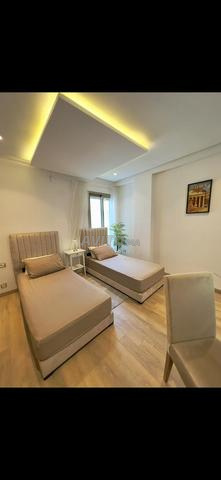 2 سريرين فرديين مع مراتب