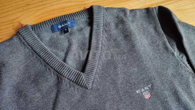 كنزة GANT بياقة على شكل V للرجال مقاس S