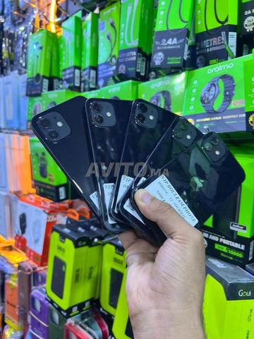 Iphone 12/11 normal officiel très bon état 🤍