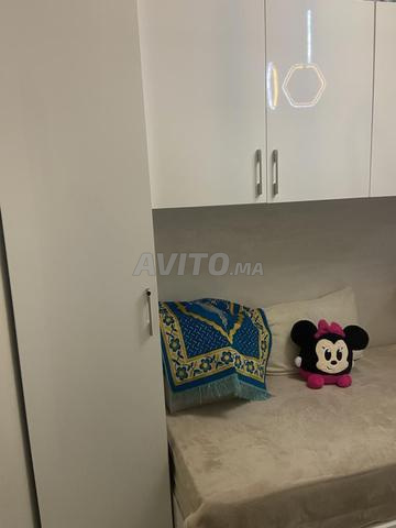 سرير فردي وخزانة وملابس