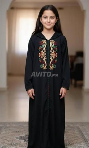 جلابة بنات صغار مطروزة ومخدومة بالراندة و الضرس - 2