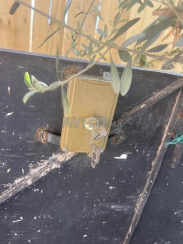 باب حديدي مع إطار وقفل - 2