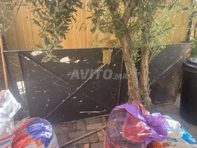 باب حديدي مع إطار وقفل