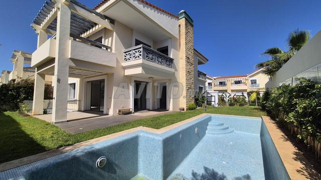 فيلا فاخرة وعصرية في مجمع سكني مغلق