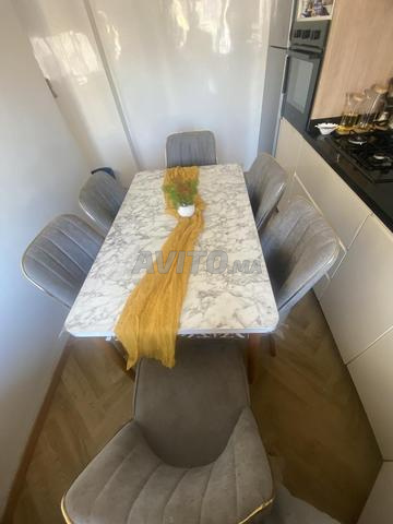 Table à manger avec six chaises - 2