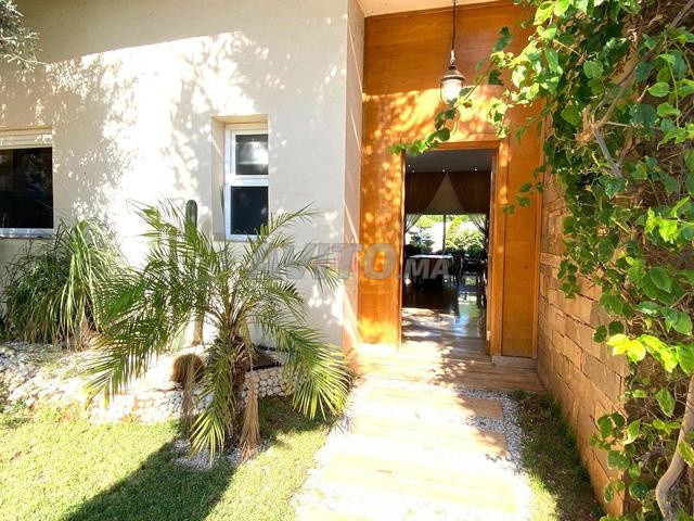 بيع فيلا 8 غرف بمساحة 380 متر مربع في بوسكورة