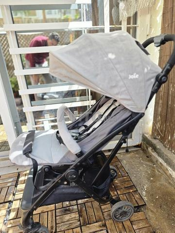 Poussette Joie compacte et légère - Très bon état