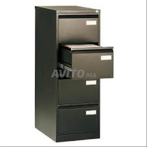 Mobilier métallique solide et durable