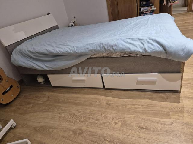 Lit avec matelas et table de nuit en bon état