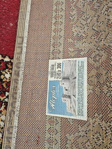 Tapis rouge en bon état - 2