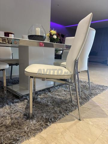 Table à manger moderne - 2