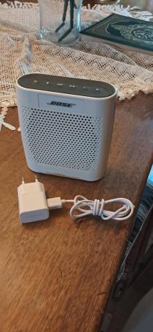 Haut-parleur Bluetooth Bose et son chargeur