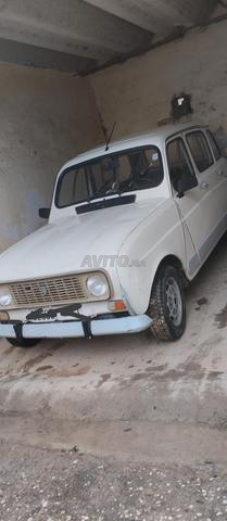 Bonjour, Renault 4 en bon état - 2