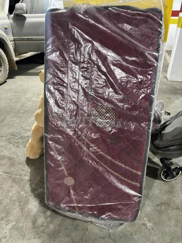 Lit pliable bébé et Matelas état neuf